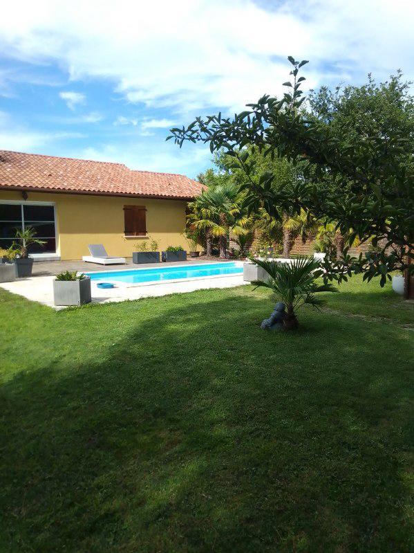 Sore - 3 or 4 bedrooms - swimming pool - garage.