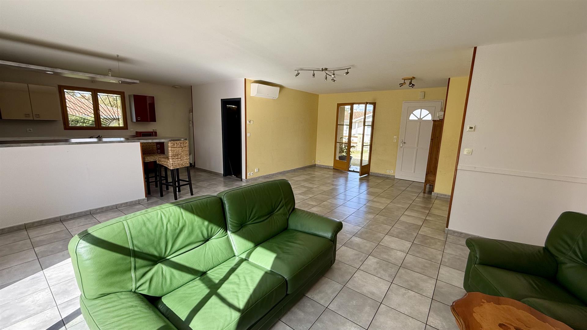 Sore - 3 or 4 bedrooms - swimming pool - garage.