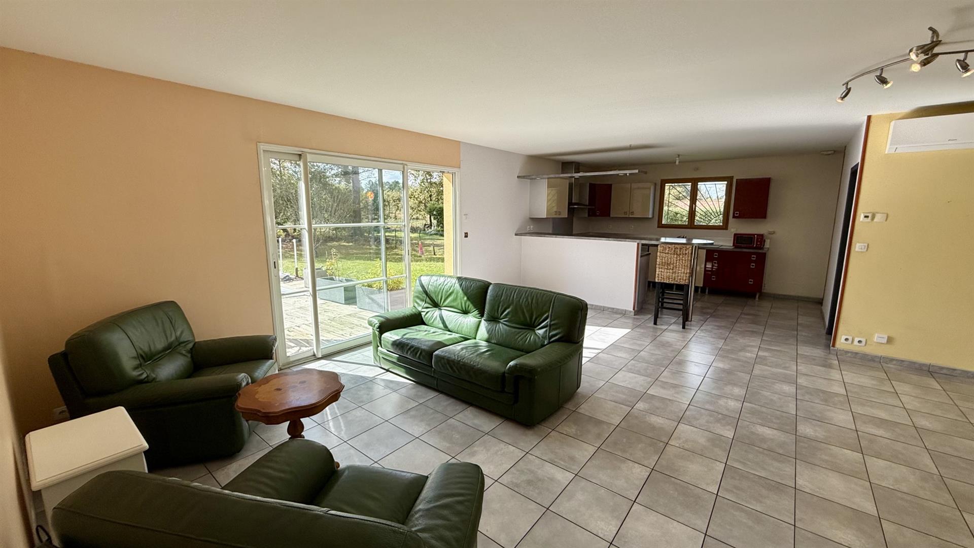 Sore - 3 or 4 bedrooms - swimming pool - garage.