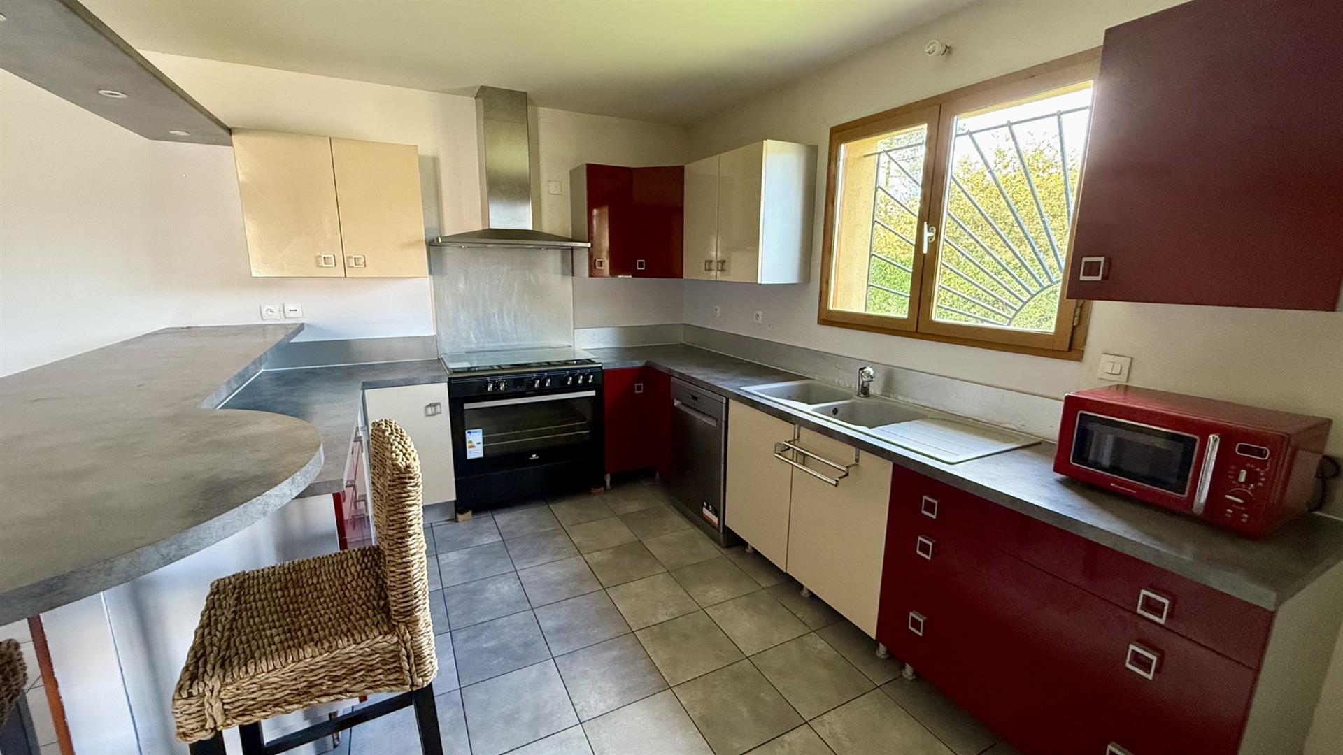 Sore - 3 or 4 bedrooms - swimming pool - garage.