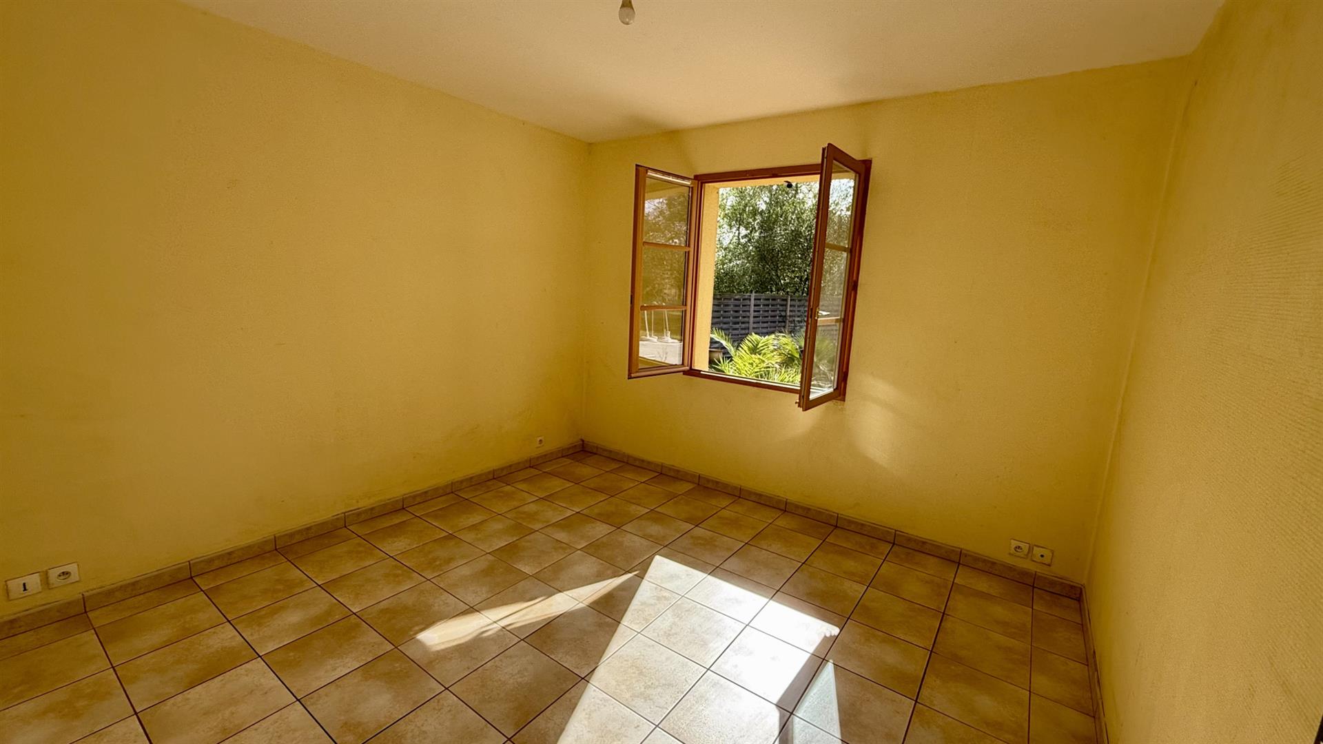 Sore - 3 or 4 bedrooms - swimming pool - garage.