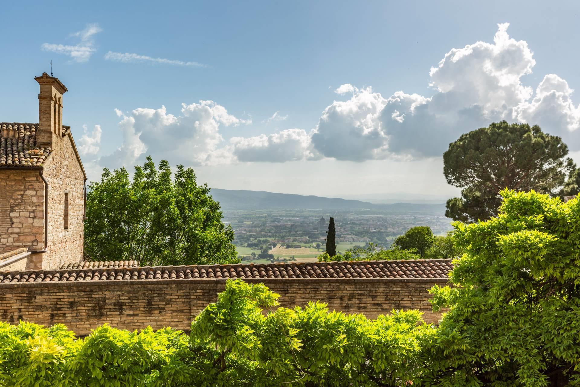 Apartment 360 m2 in Assisi