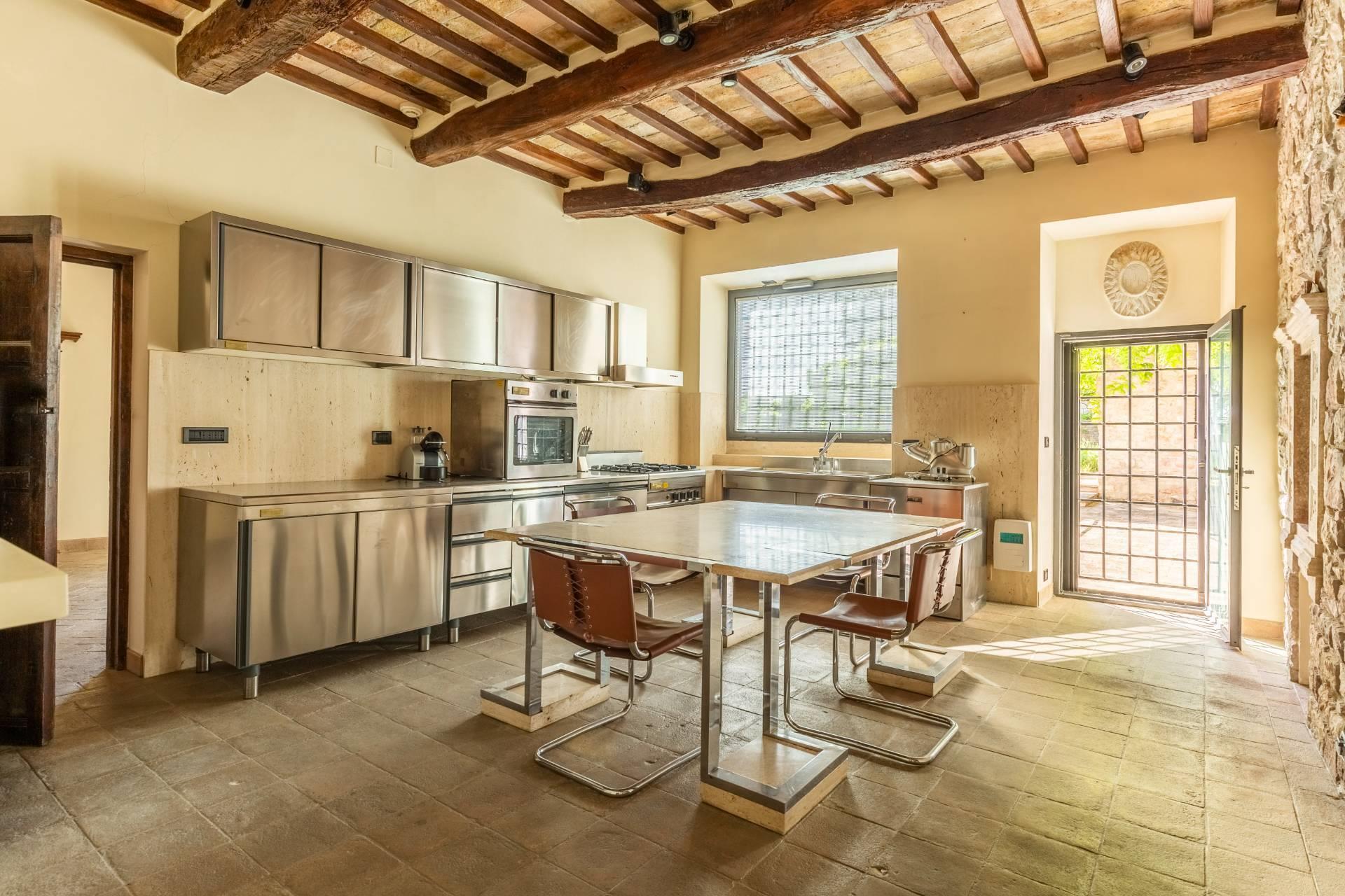 Apartment 360 m2 in Assisi