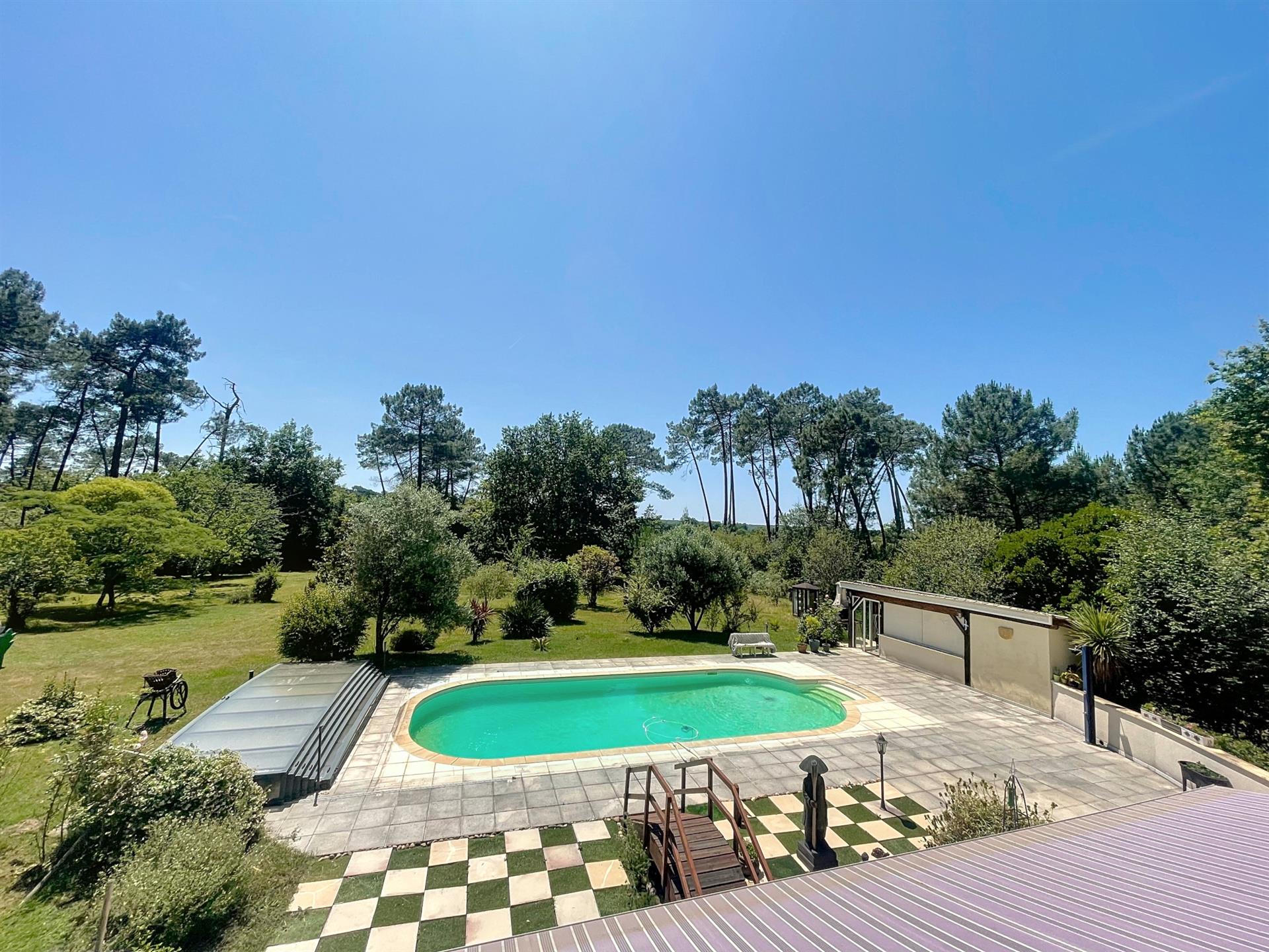 Proche Langon - propriété 6 chambres -dépendances -piscine -8800 de terrain clos -Gironde -Aquitaine