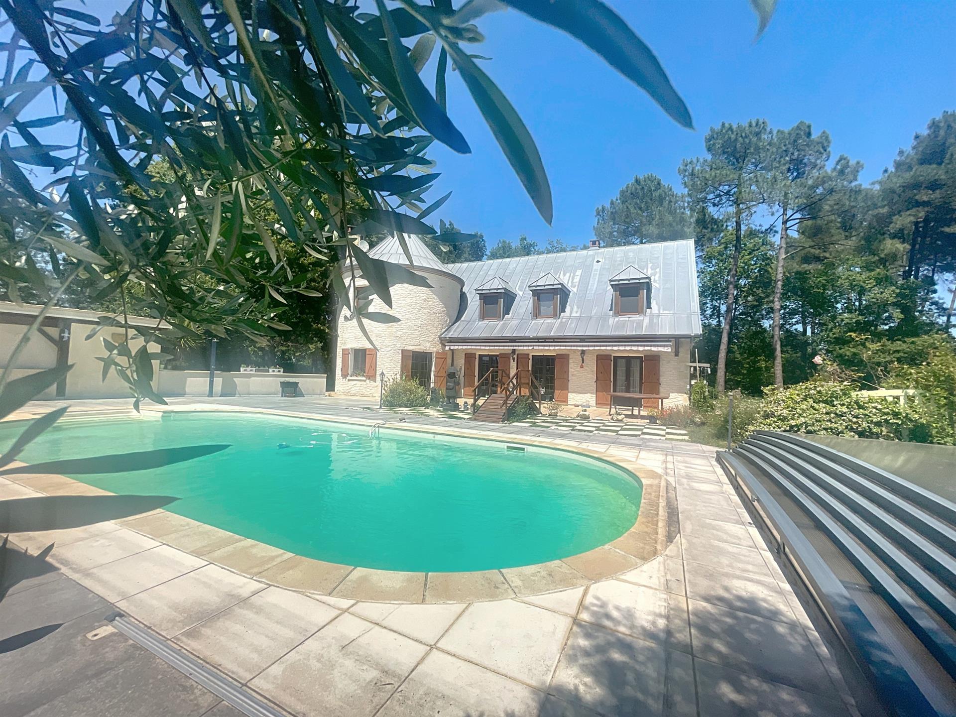 Proche Langon - propriété 6 chambres -dépendances -piscine -8800 de terrain clos -Gironde -Aquitaine