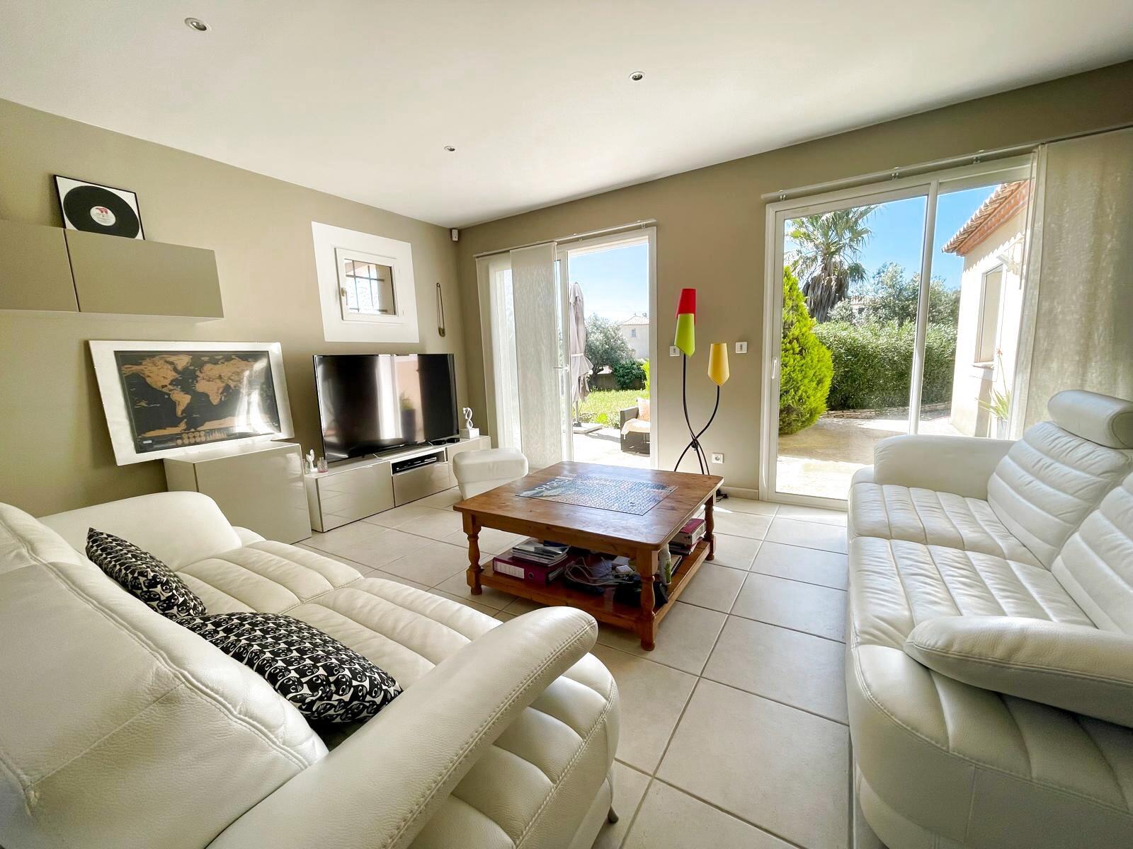 4 bedroom house with beautiful garden and double garage