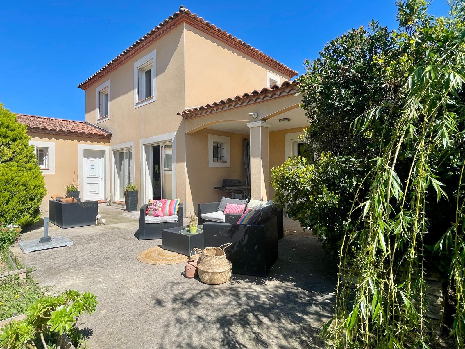4 bedroom house with beautiful garden and double garage