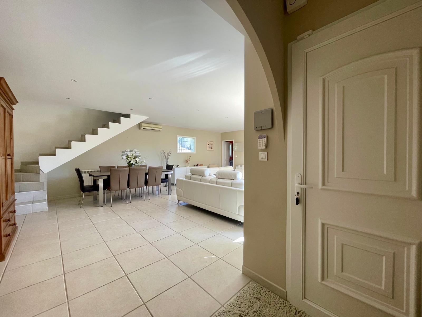4 bedroom house with beautiful garden and double garage