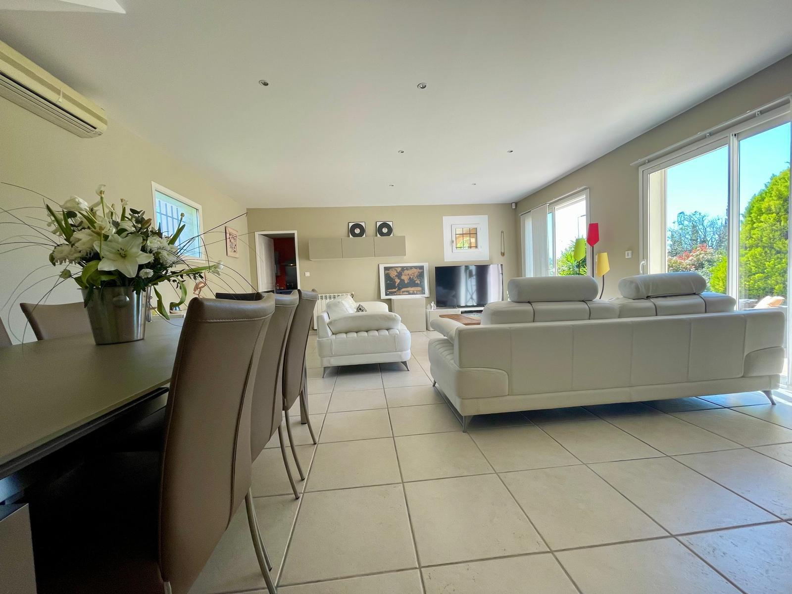 4 bedroom house with beautiful garden and double garage
