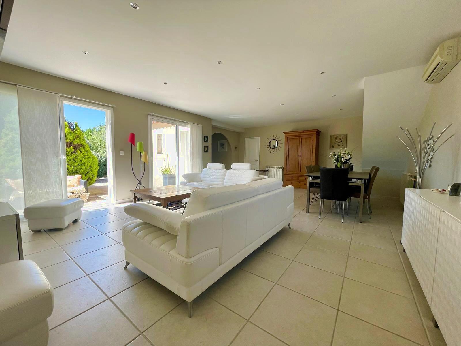 4 bedroom house with beautiful garden and double garage