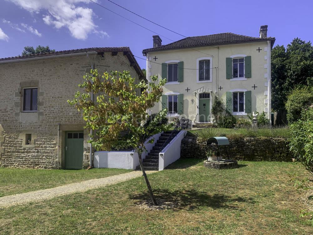 Renovated Maison de Maître with guest studio, heated pool and land