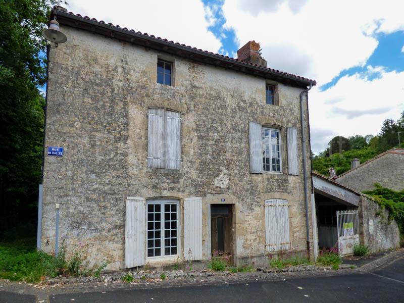 Great location for this pretty detached stone house to renovate