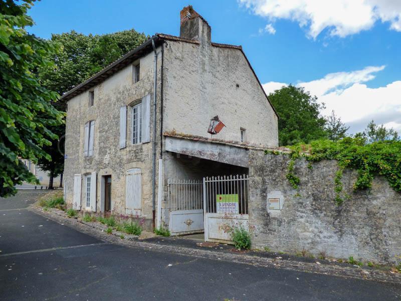 Great location for this pretty detached stone house to renovate