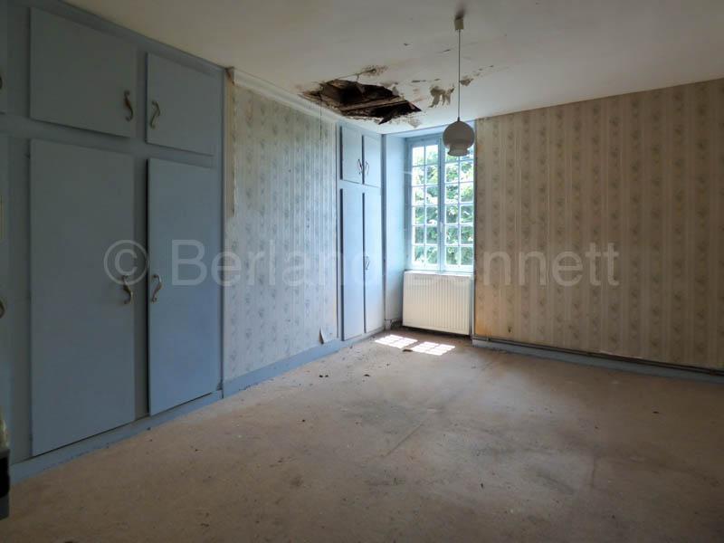 Great location for this pretty detached stone house to renovate
