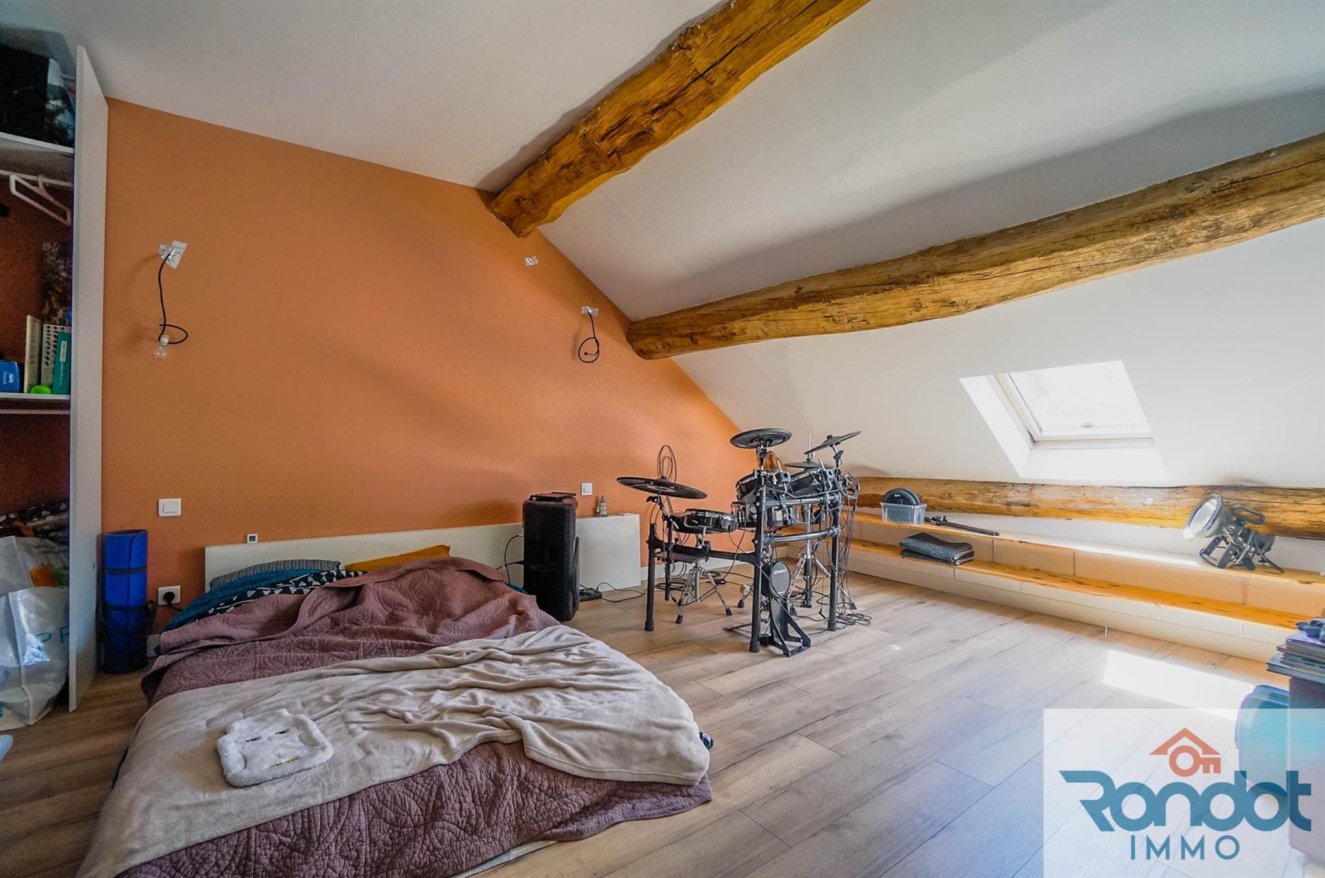 Maison 6 pièces/3 chambres sur 3 niveaux et placée sur une parcelle de 111 m2