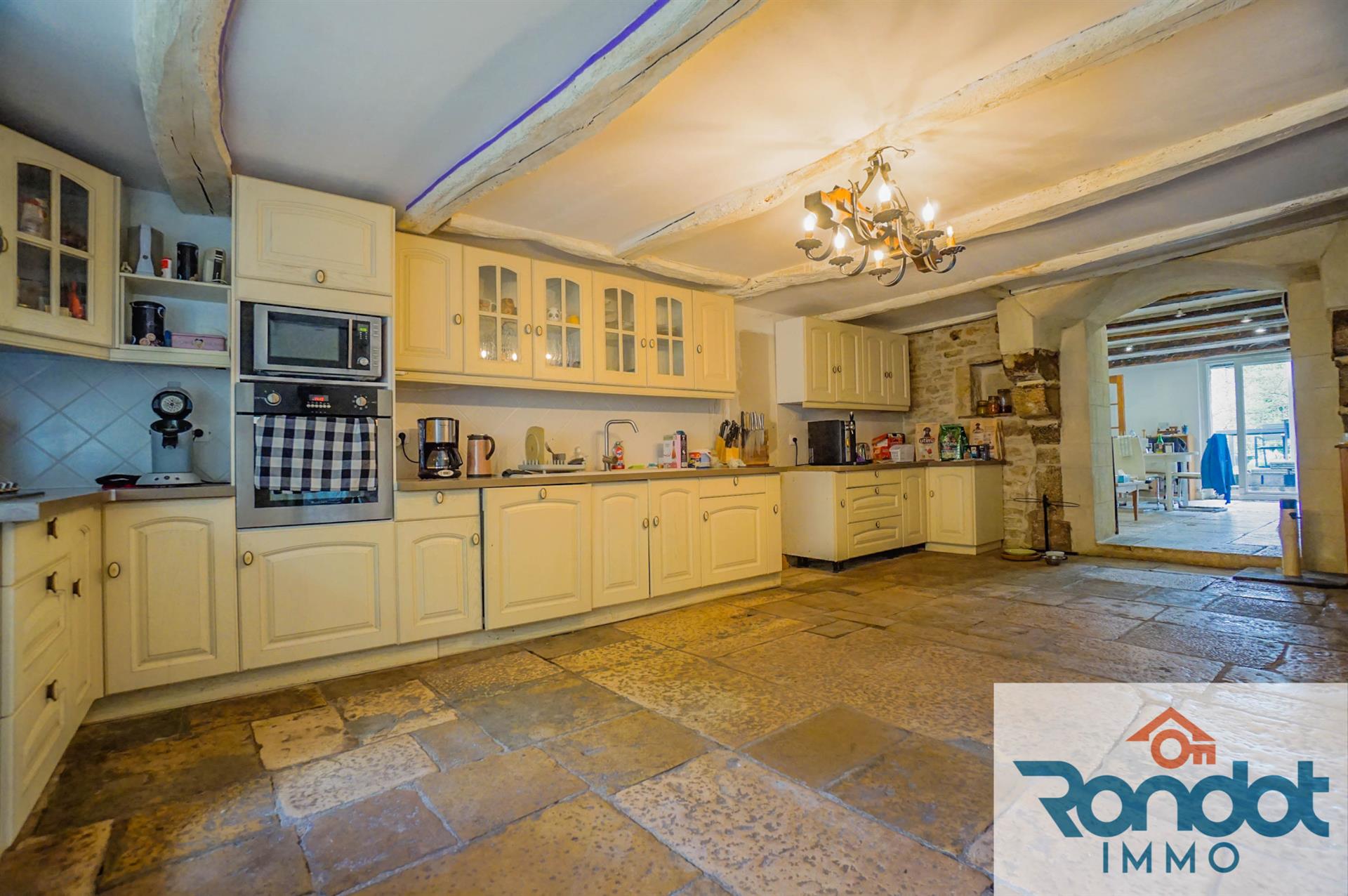 Maison 6 pièces/4 chambres d'une surface de 190 m2 sur une parcelle de 1692 m2