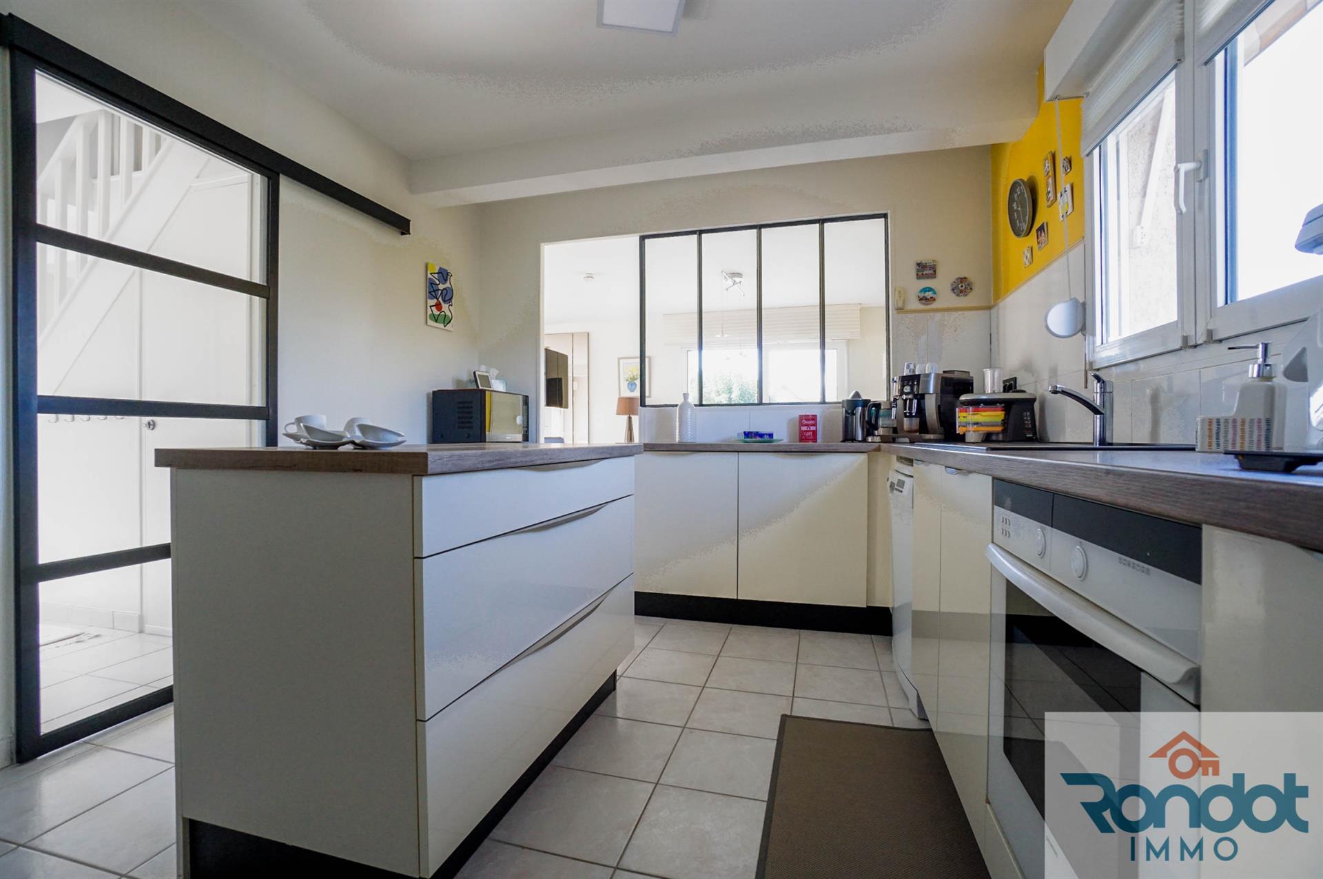 Maison 6 pièces/4 chambres d'une surface de 135m2, sur sous-sol complet et sur un terrain de 755m2