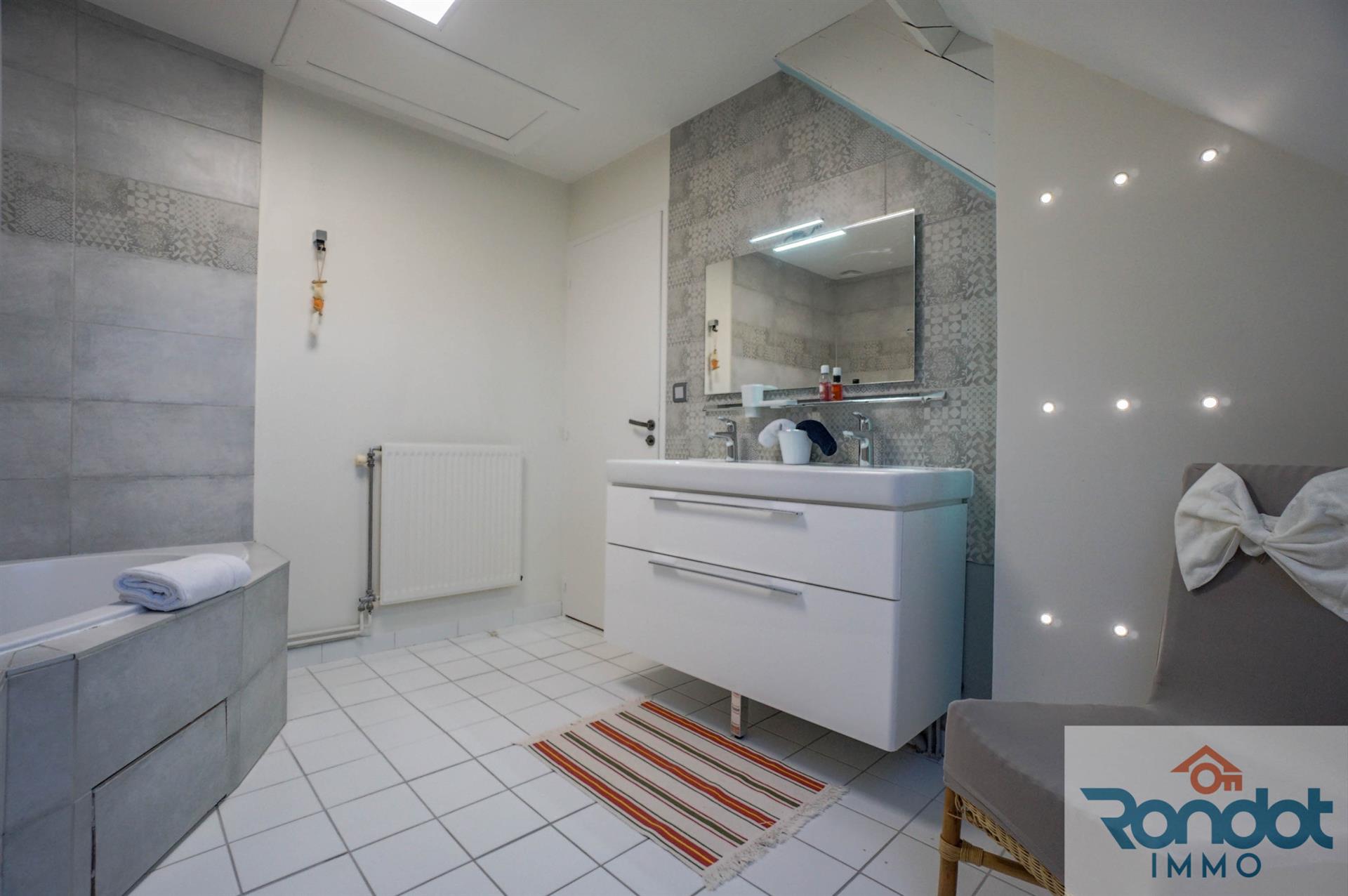 Maison 6 pièces/4 chambres d'une surface de 135m2, sur sous-sol complet et sur un terrain de 755m2