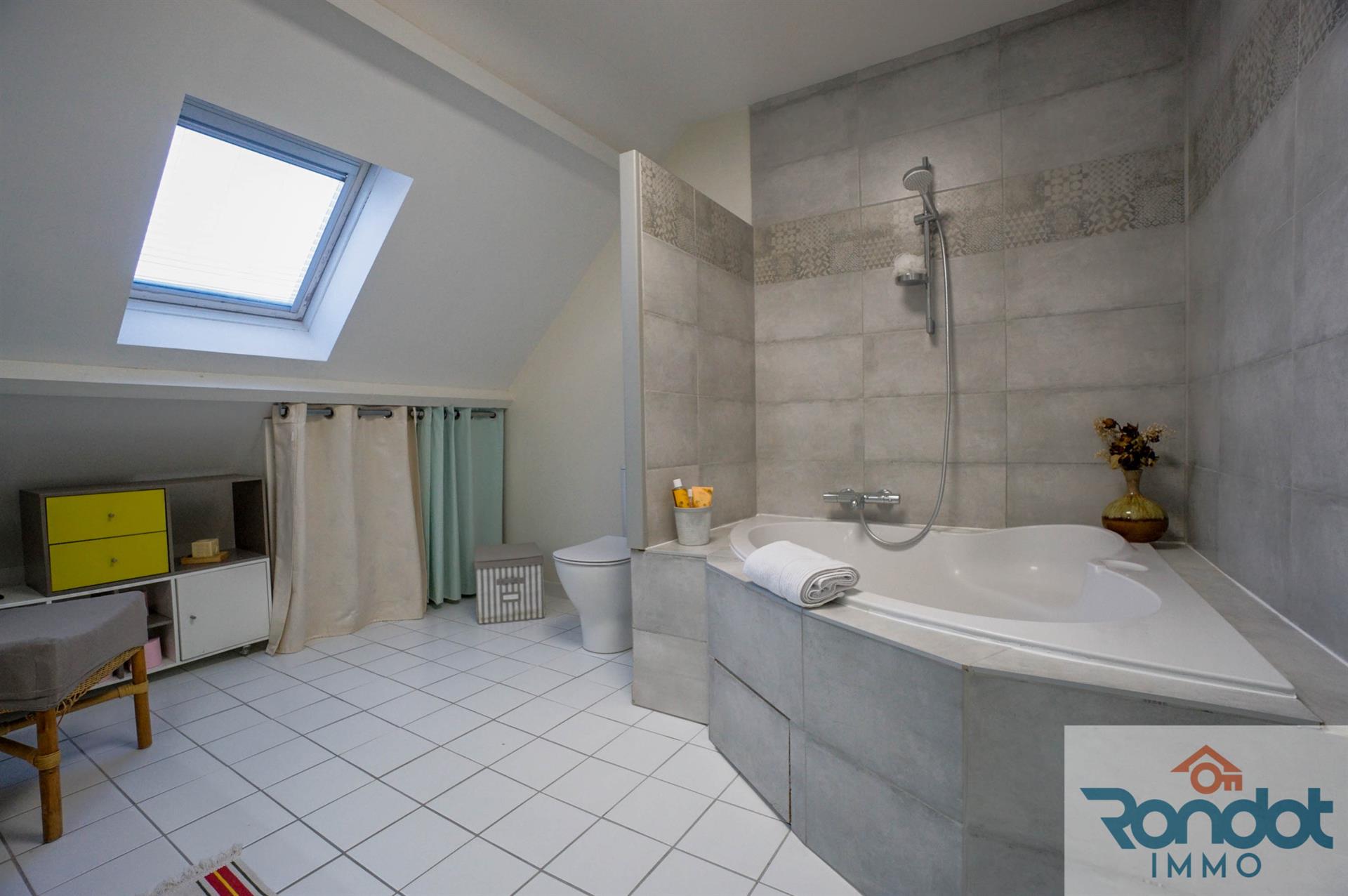 Maison 6 pièces/4 chambres d'une surface de 135m2, sur sous-sol complet et sur un terrain de 755m2