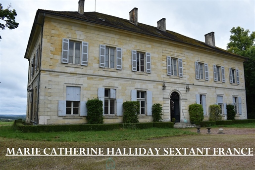 Magnifique Chateau Enchasse Dans Un Paradis De Buis Cypres Charmes Et Rosiers