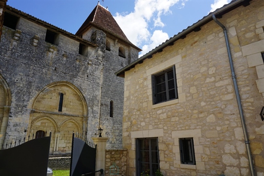 Magnfique maison en pierre de Paussac située dans un lieu historique exeptionnel.