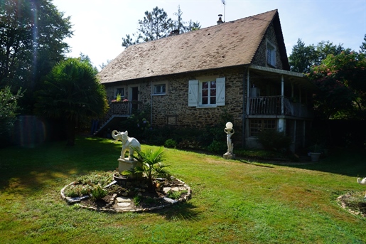 Charmante maison en pierre agrémentée d'un étang et bordée par une rivière.