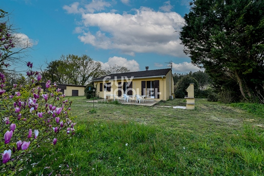 Single storey house with garage in a quiet area on a plot of 4820 m²