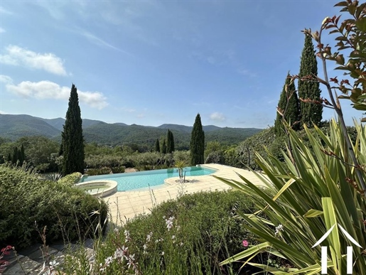 Mediterrane Villa mit Swimmingpool und dominantem Blick