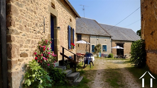 Hamlet with 4 houses in a beautiful Morvan valley