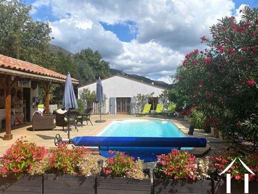 Single storey villa with swimming pool, annexes and pretty garden