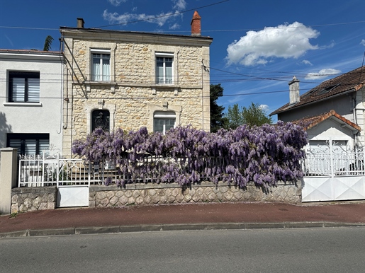 A vendre, 2 mn d'Angoulême, charmante maison avec véranda et jardin arboré et fleuri.