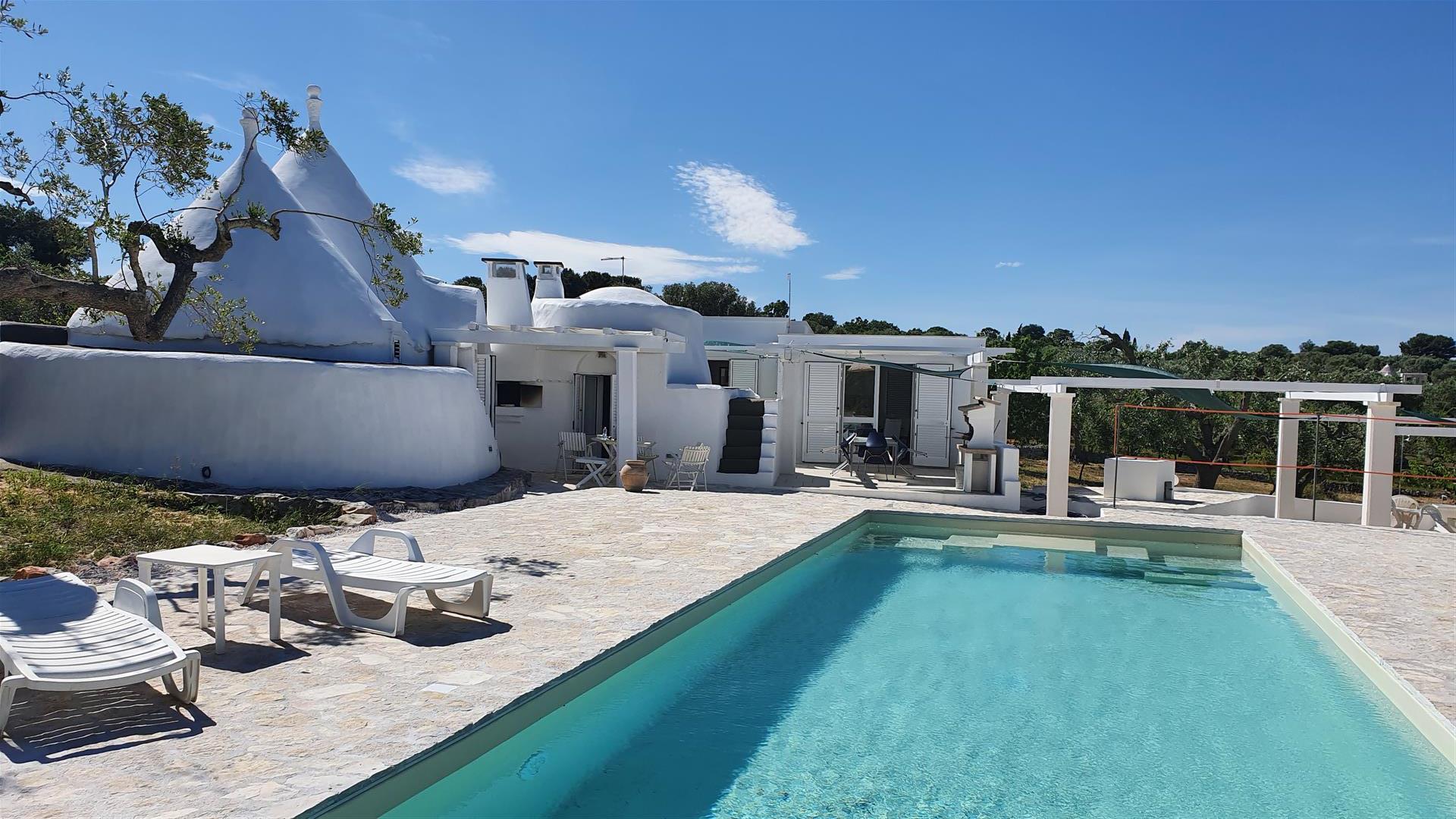 Trullo with lamia and swimming pool