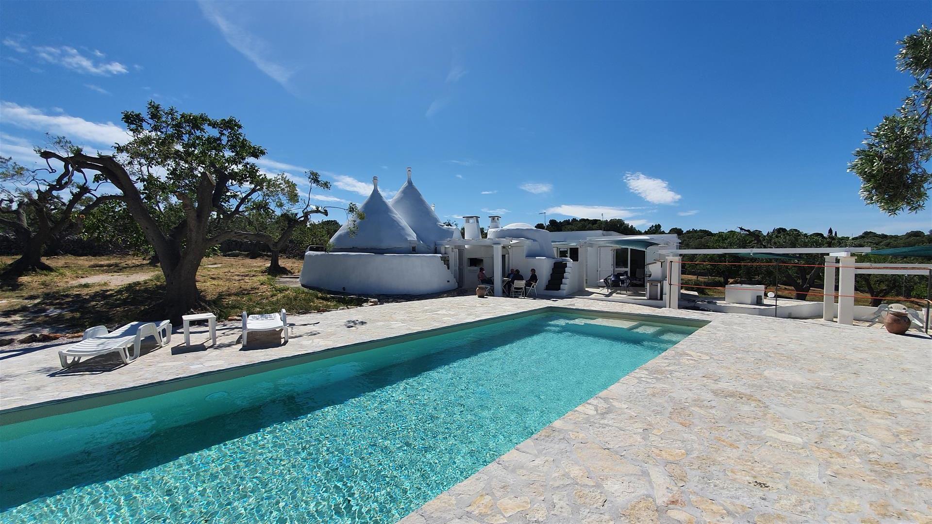 Trullo with lamia and swimming pool