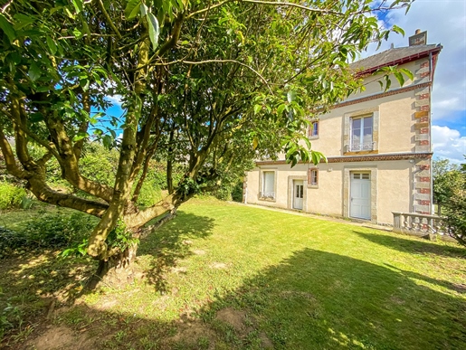 Superbe maison bourgeoise avec jardin clos de murs en pierre et dépendances