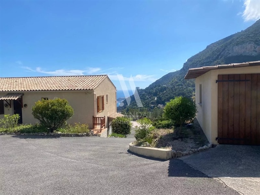 Roquebrune Cap Martin. Villa provenzale, giardino, piscina, garage, parcheggi