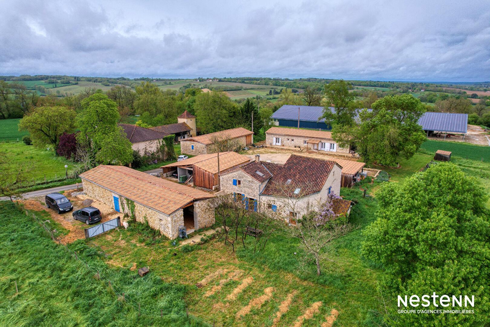 For Sale Stone house of 164 m² with outbuilding of 120 m² and large plot of land in a hamlet