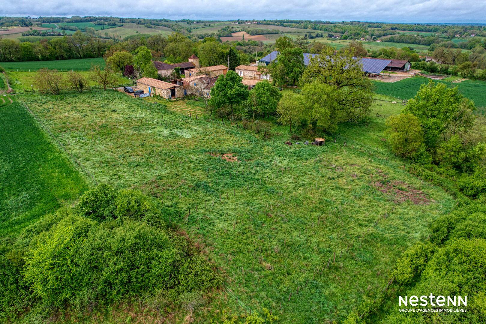 For Sale Stone house of 164 m² with outbuilding of 120 m² and large plot of land in a hamlet