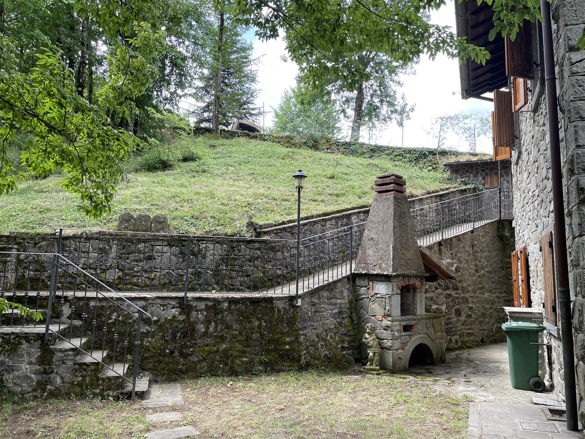 The single-family stone villa in the Casentino Forests National Park