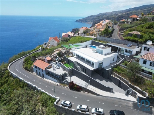 Home / Villa with 3 Rooms in Madeira with 298,00 m²