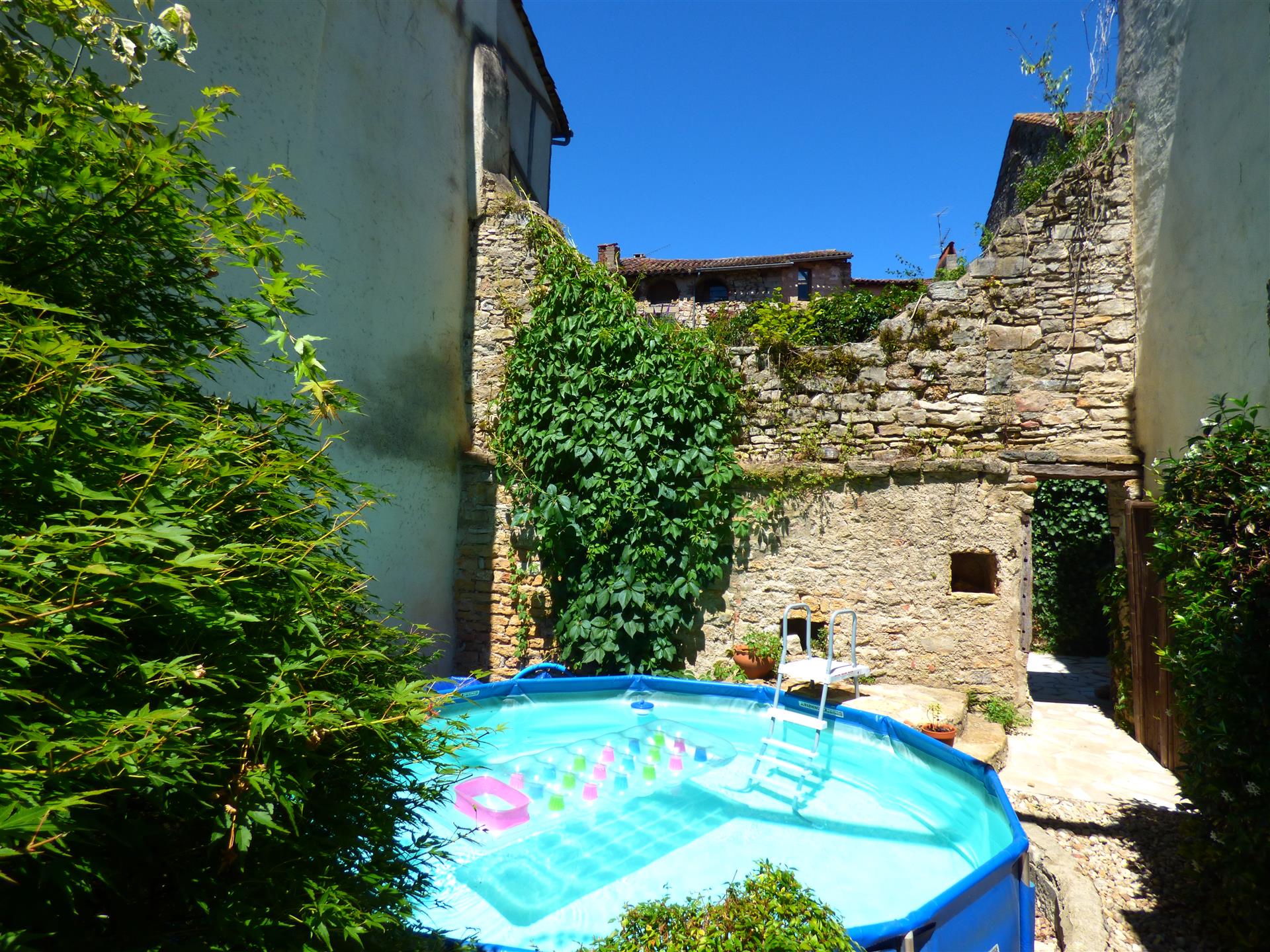 Moradia geminada no centro de uma bonita e animada aldeia medieval