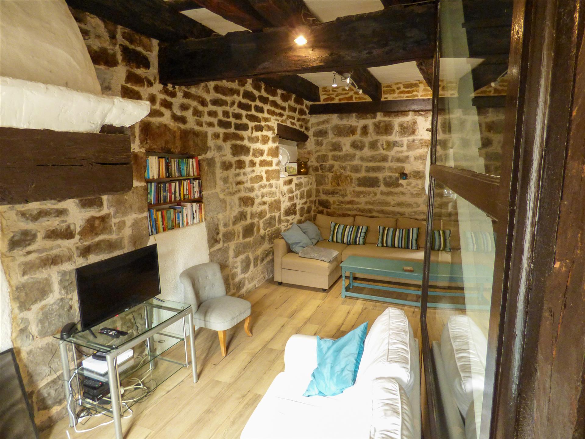 Moradia geminada no centro de uma bonita e animada aldeia medieval