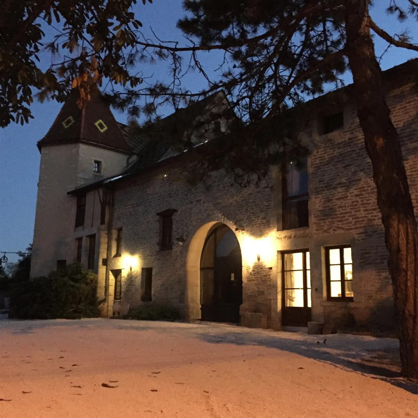 Maison d’hôtes de caractère avec piscine et tennis, proche Dijon