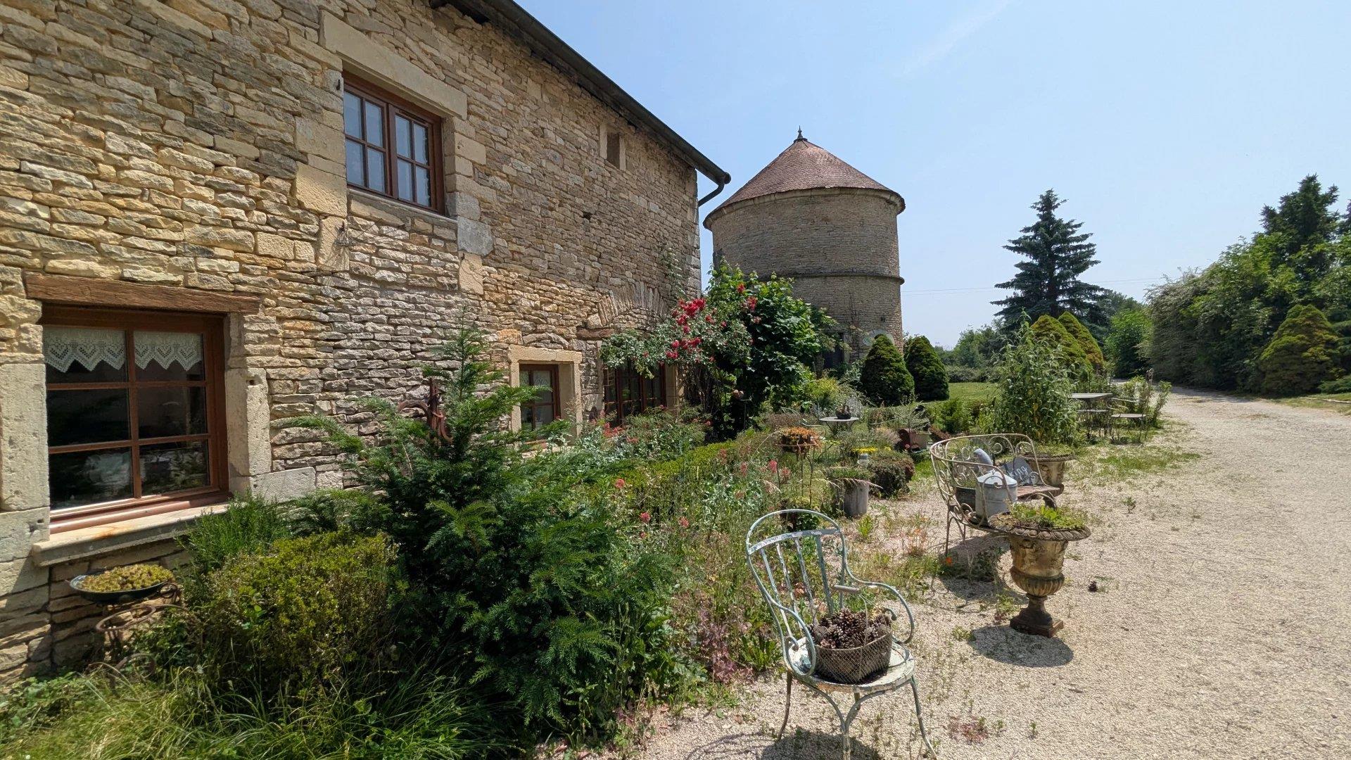 Maison d’hôtes de caractère avec piscine et tennis, proche Dijon