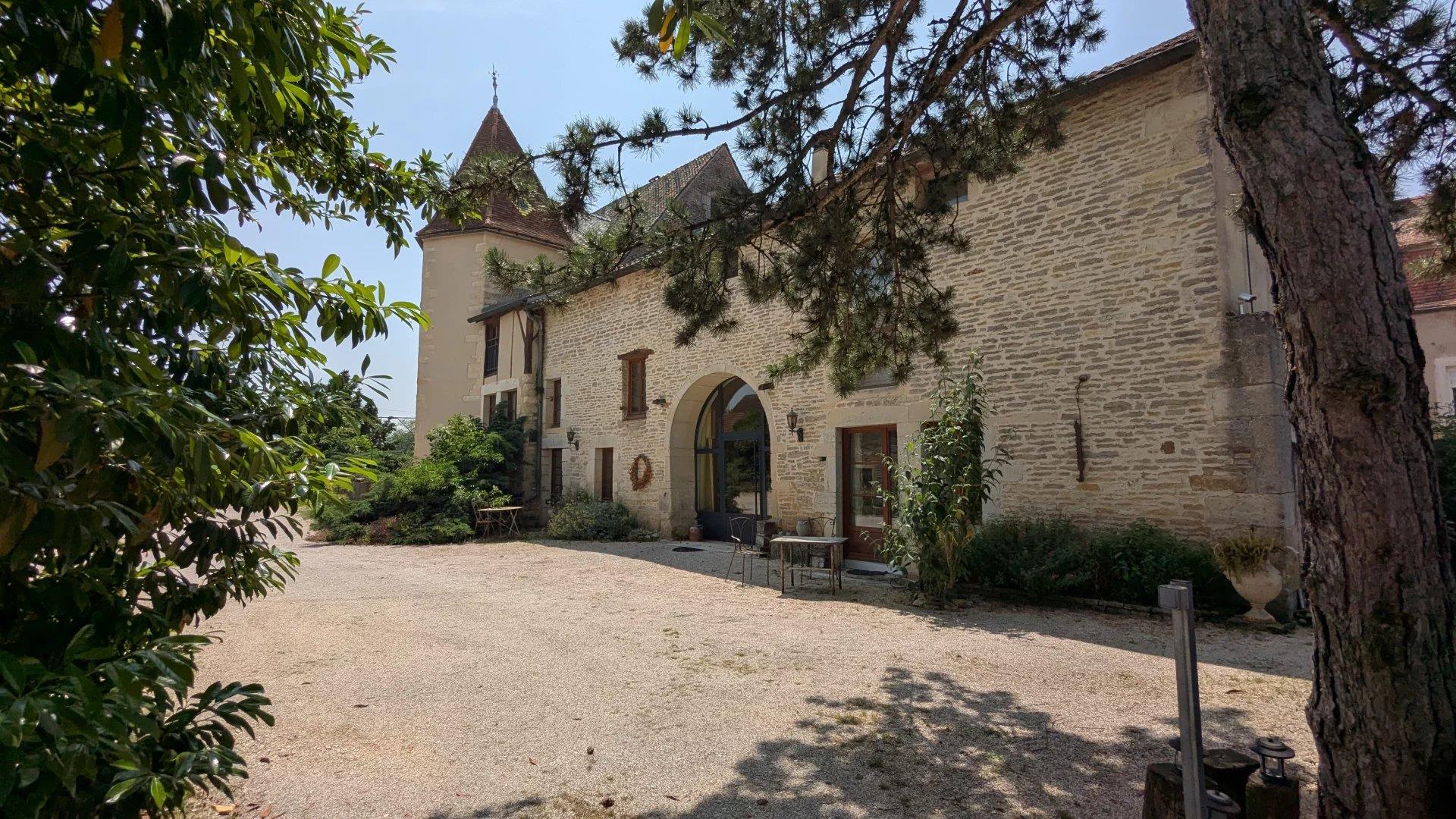 Maison d’hôtes de caractère avec piscine et tennis, proche Dijon