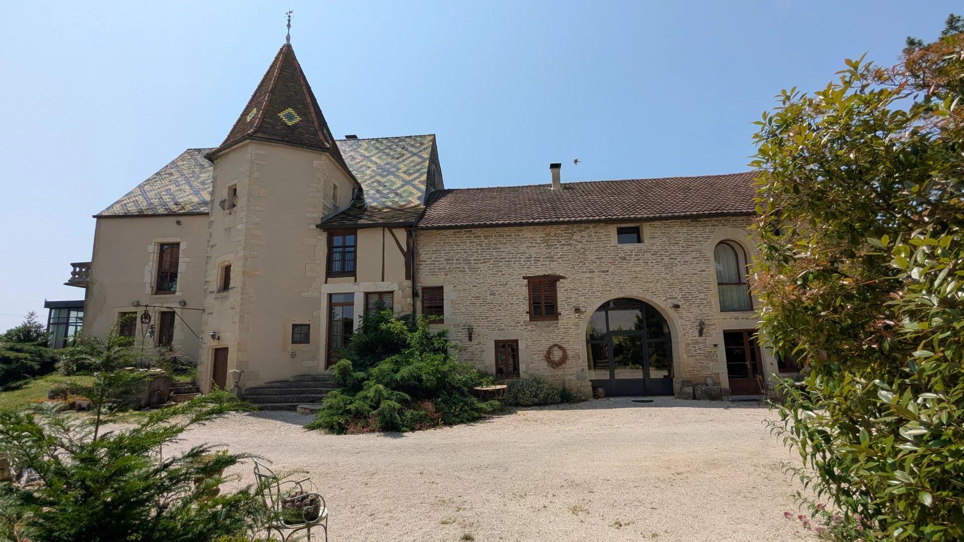 Maison d’hôtes de caractère avec piscine et tennis, proche Dijon