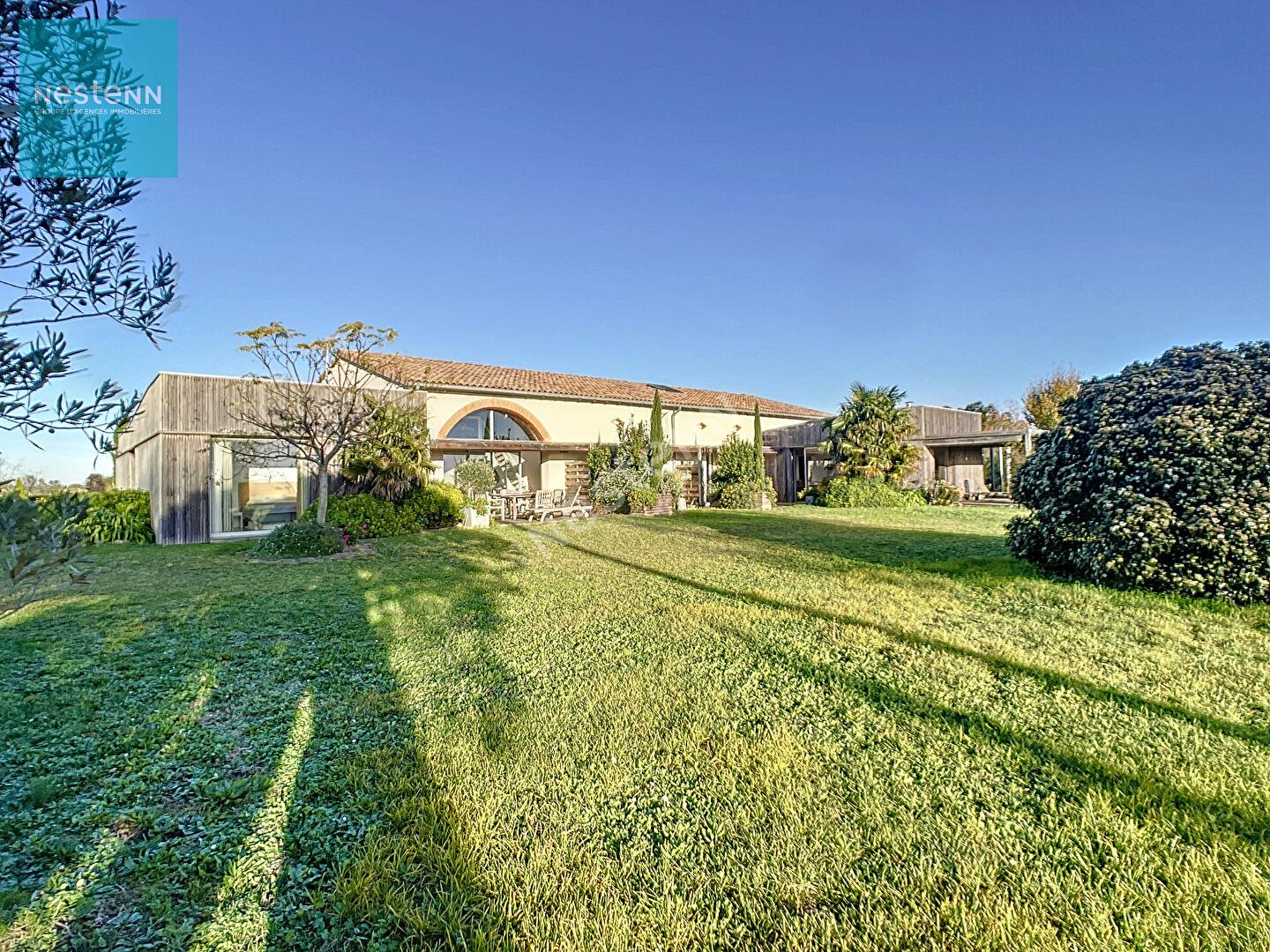 Corps de ferme rénové, 386 m², parc arboré de 8000m², 5 min. De Villefranche de Lauragais