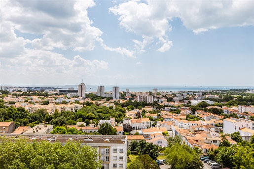 T4 apartment with 180° views of the ocean and the city of La Rochelle