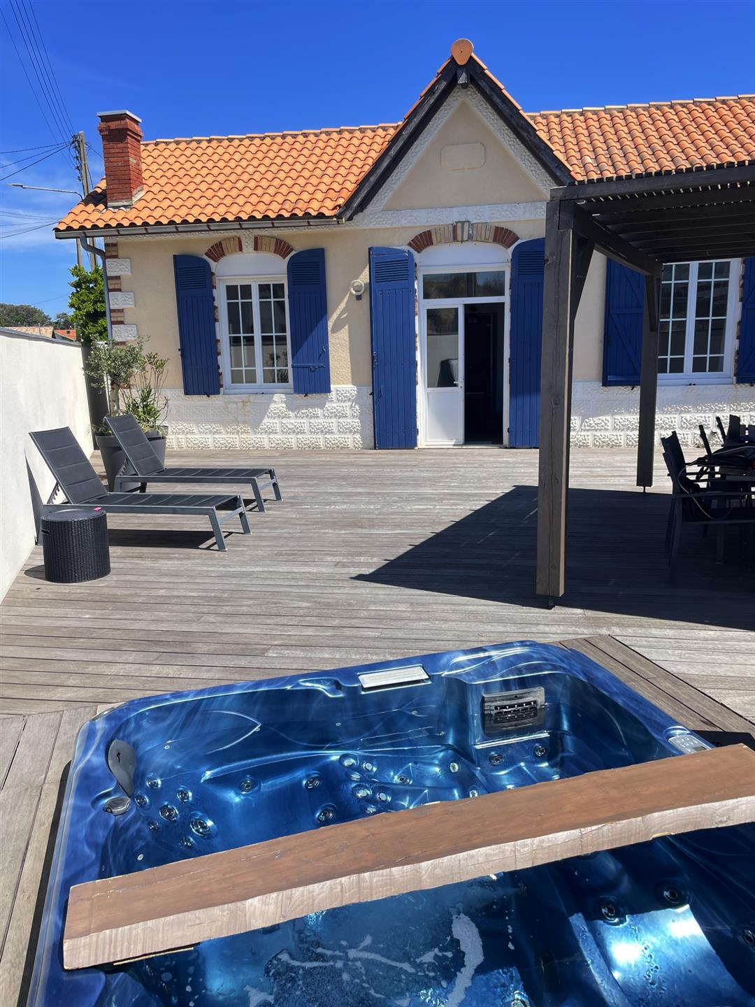 For sale house Lacanau Ocean 4 bedrooms large terrace with jacuzzi beach at 300 meters Brus Agency