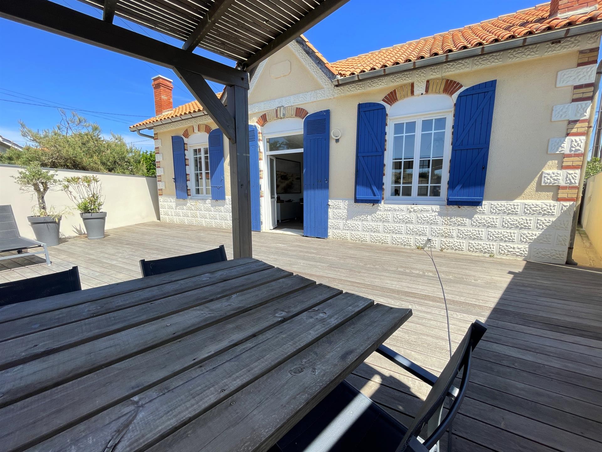 For sale house Lacanau Ocean 4 bedrooms large terrace with jacuzzi beach at 300 meters Brus Agency