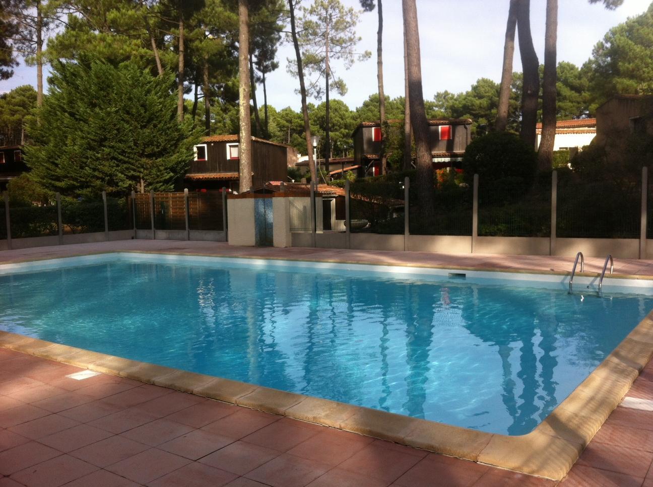 For sale Lacanau-Océan pavilion with 2 bedrooms swimming pool, Agence Brussol Real Estate residence